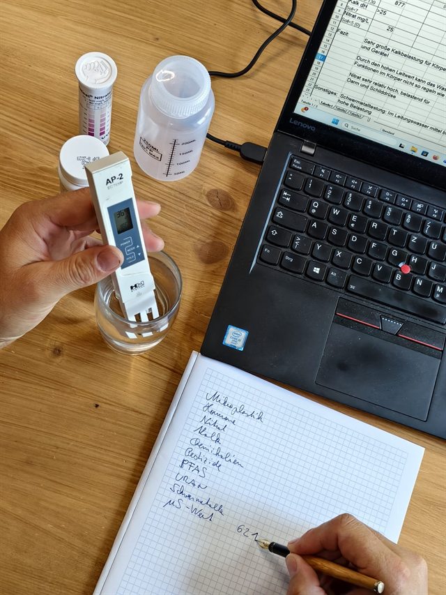 Wassertest mit Messgerät beim Vertiefungsgespräch