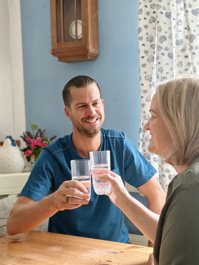 Anstoßen mit klarem Wasser – gemeinsame Zusammenarbeit